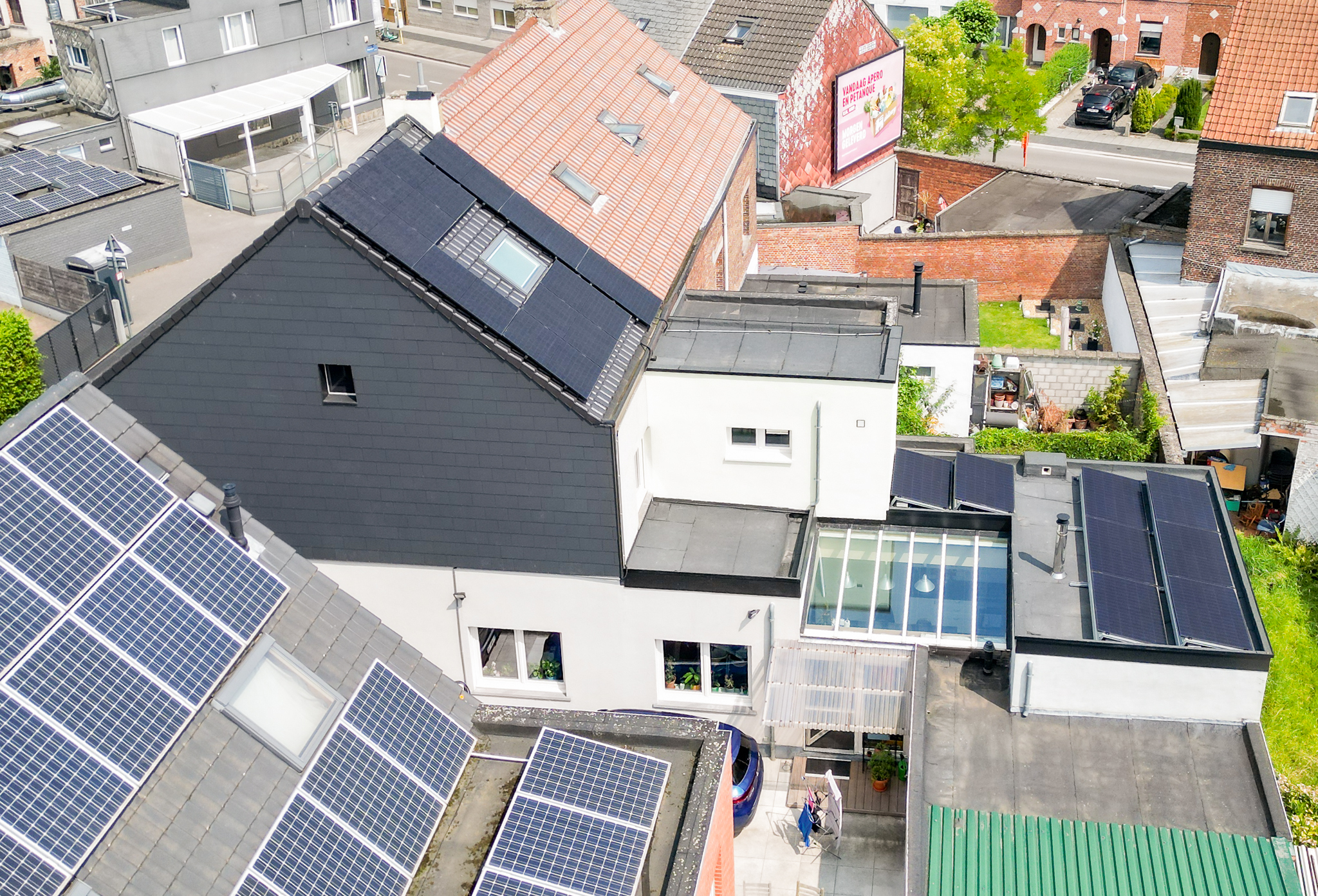 Buitenschilrenovatie met duurzame energie in Mechelen.