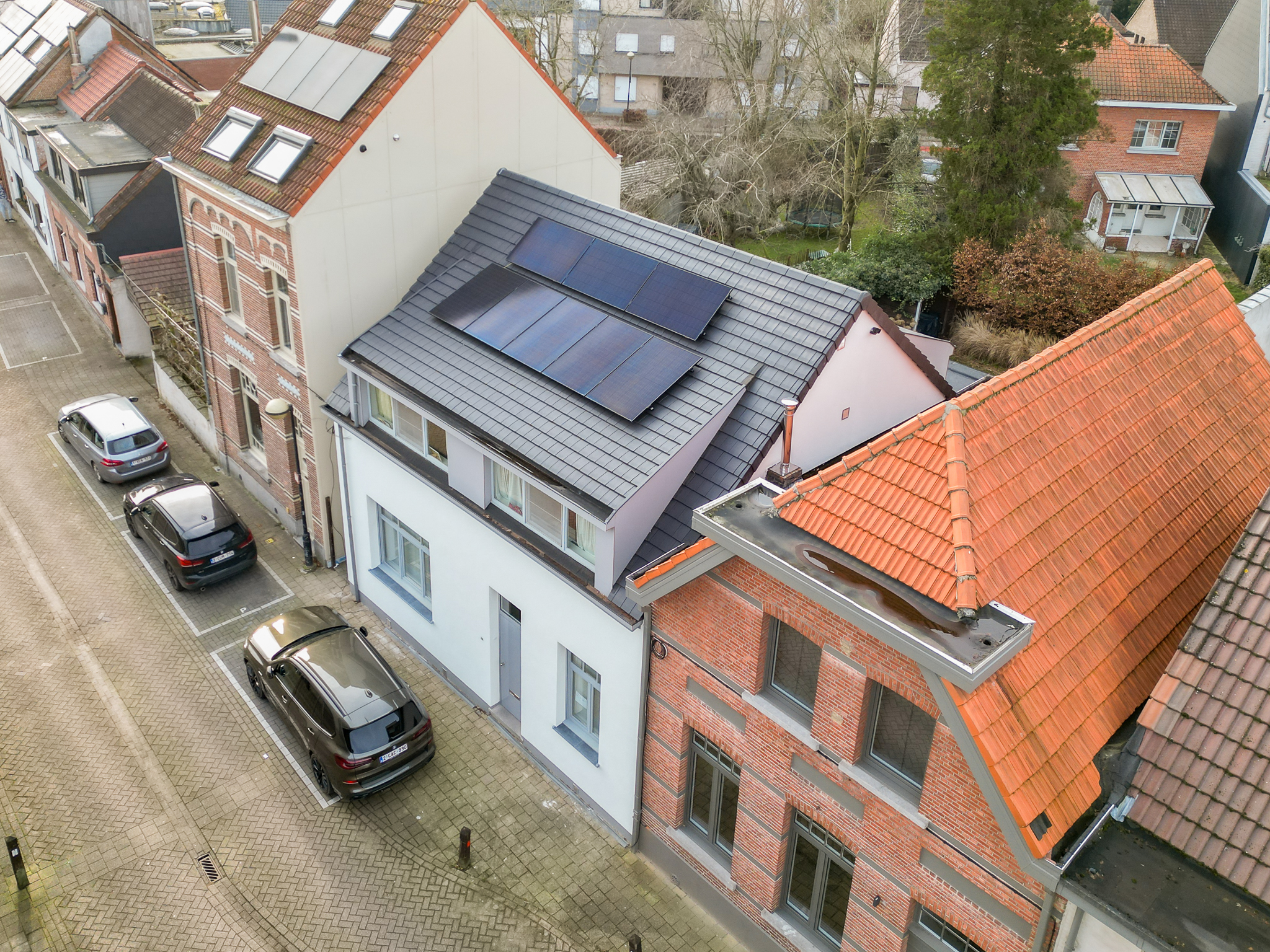 Dakrenovatie met zonnepanelen in Schilde.