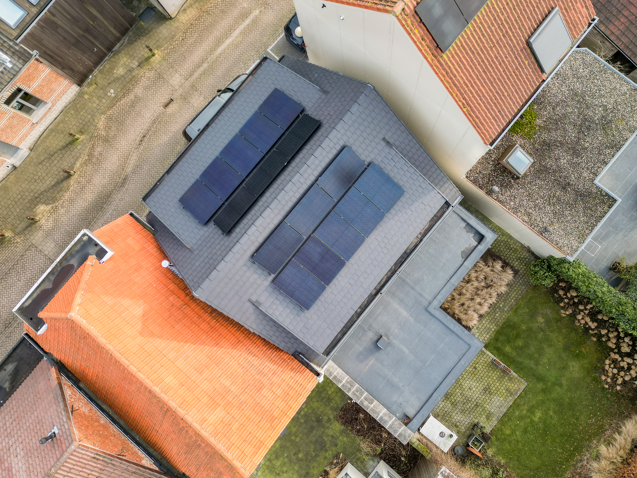Dakrenovatie met zonnepanelen in Schilde.