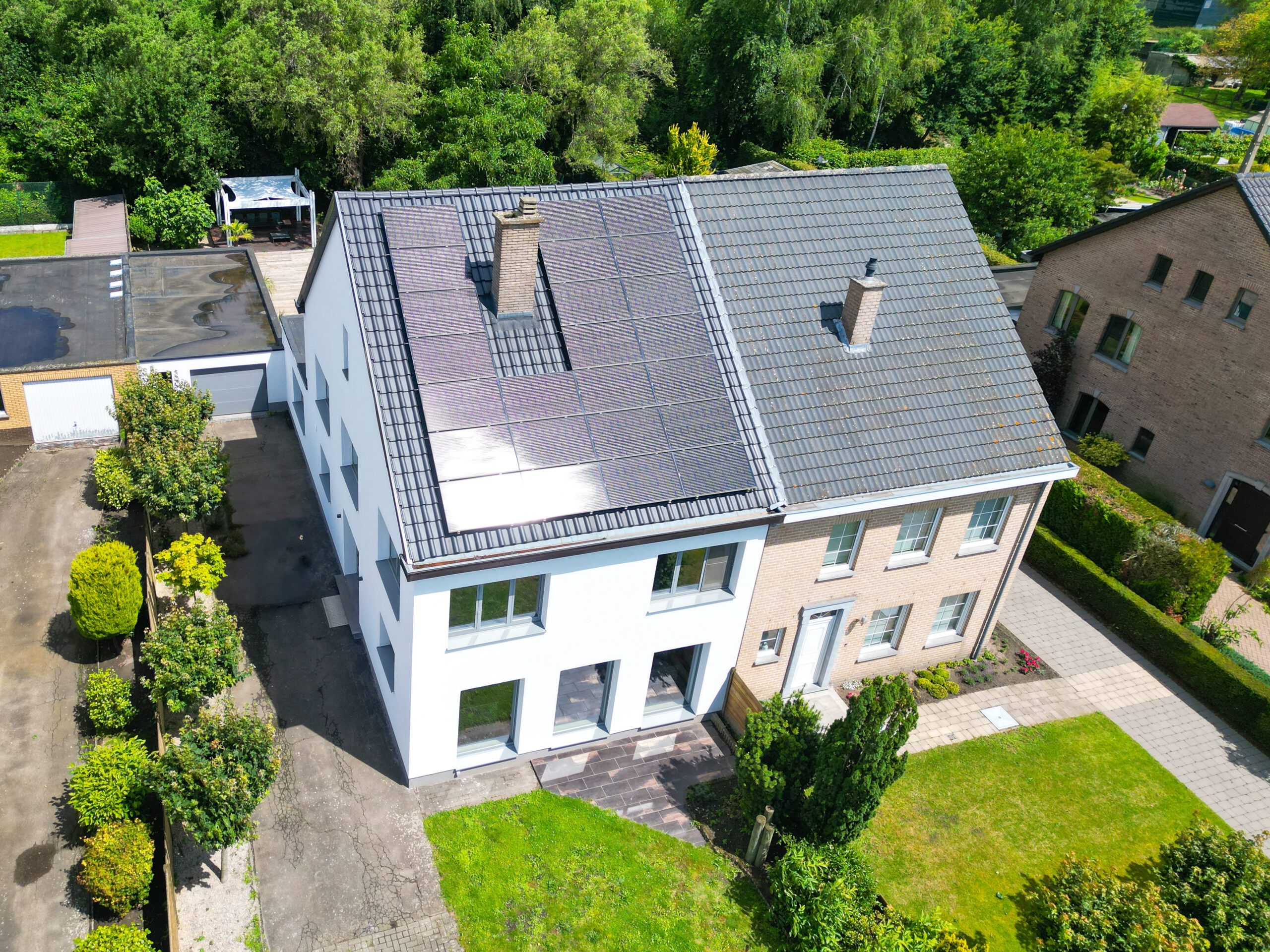 Buitenschilrenovatie met duurzame energie in Hasselt.