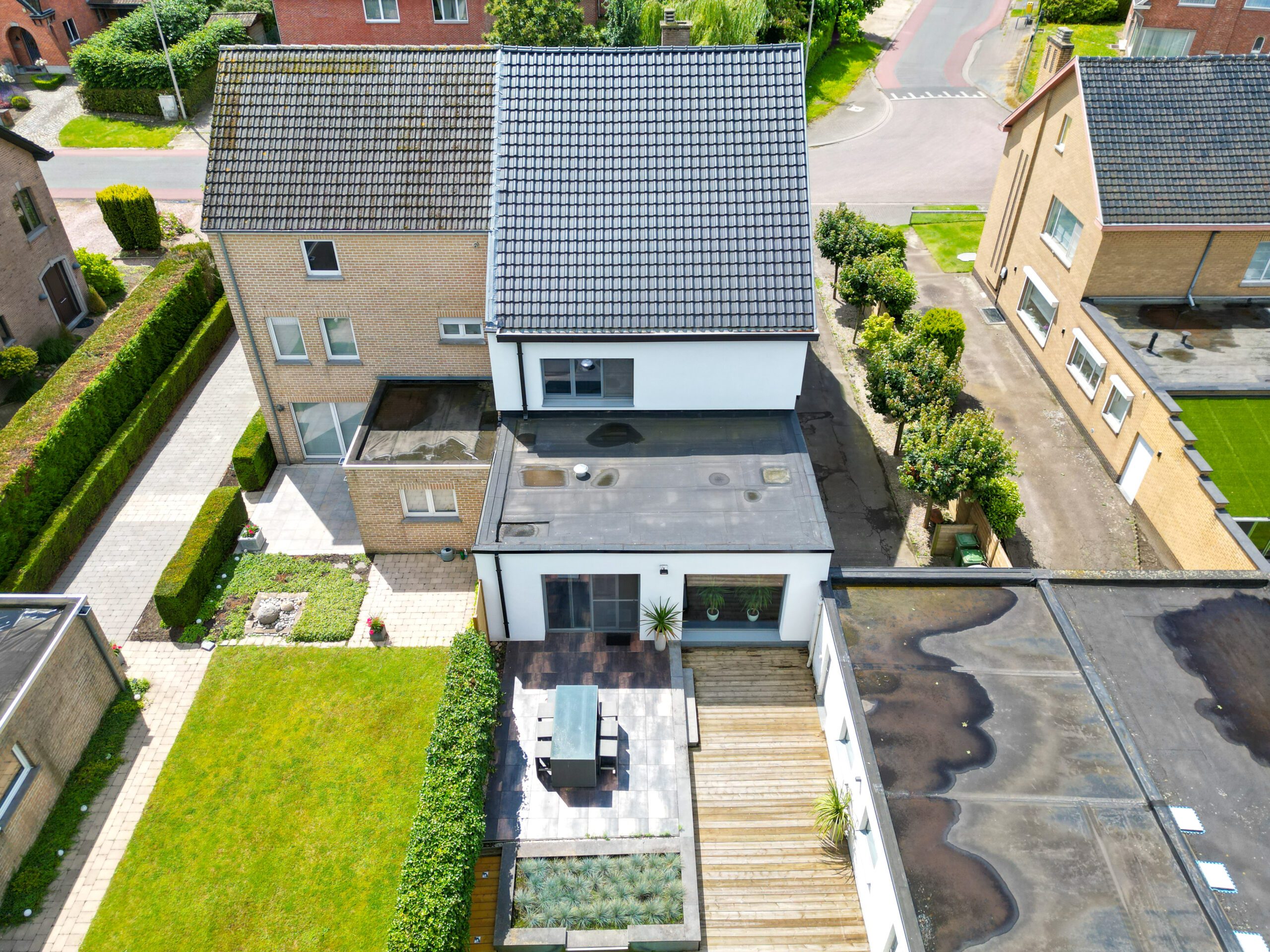 Buitenschilrenovatie met duurzame energie in Hasselt.