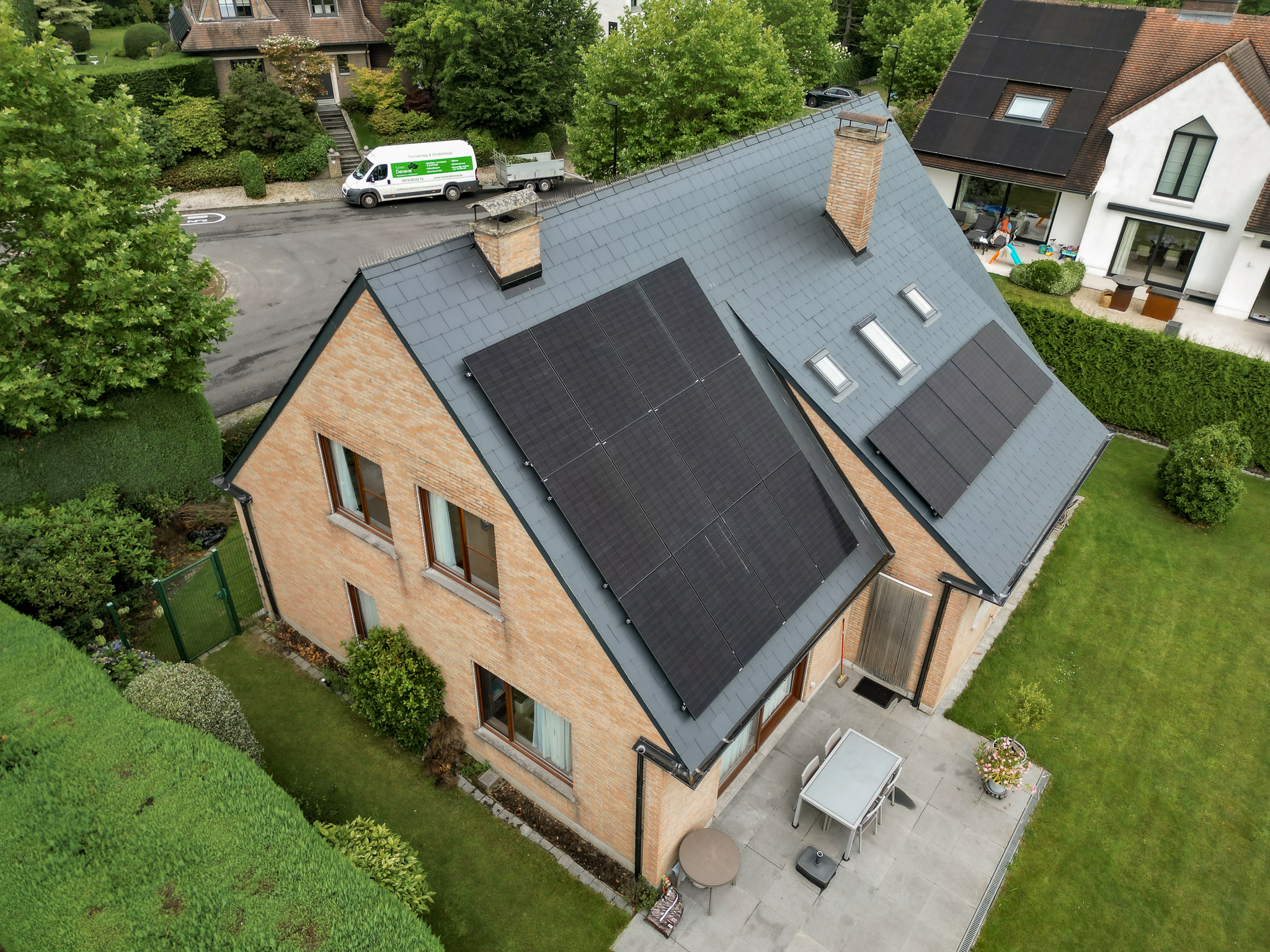 dakrenovaite met zonnepanelen in wemmel.