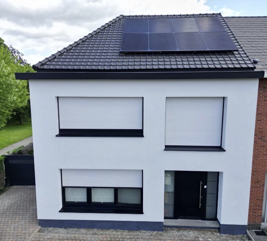 Een gevelrenovatie met witte crepi in Vlaanderen