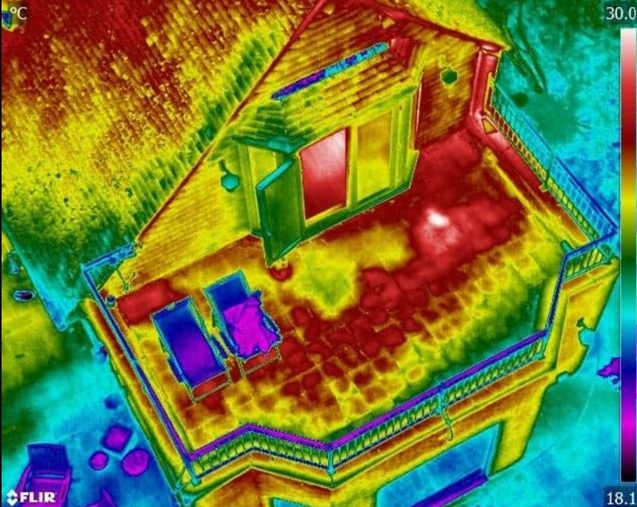 Thermografische beelden woning - warmteverlies via dak en gevel