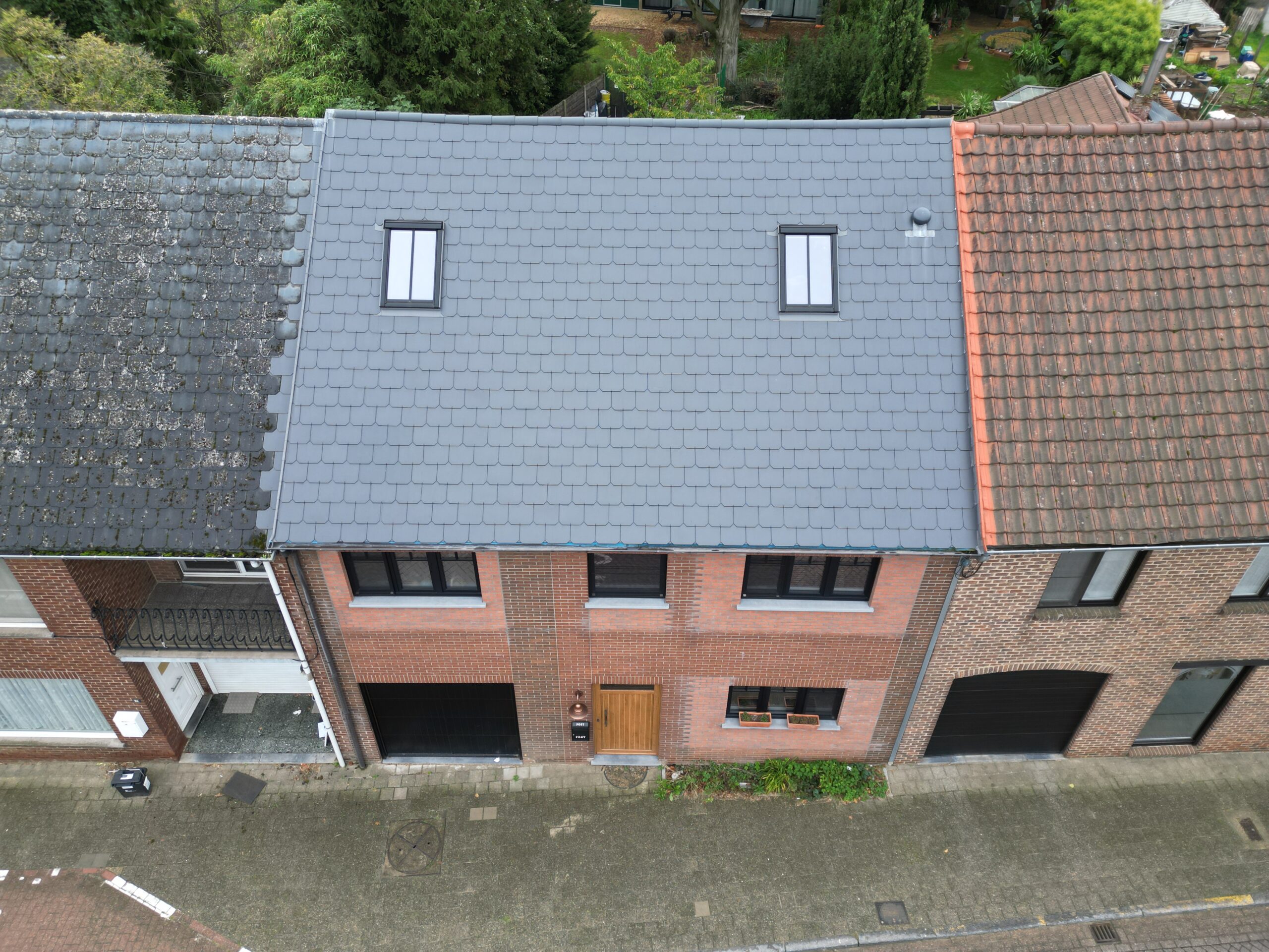 Een dakrenovatie van een hellend dak met lei in Meerhout door Kijzer